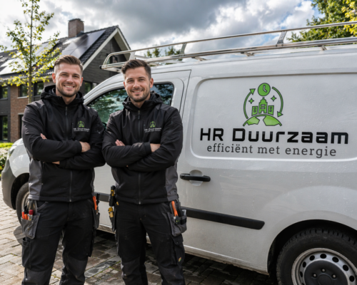 Twee monteurs van HR Duurzaam bij werkzaamheden aan een elektrische verwarmingsinstallatie