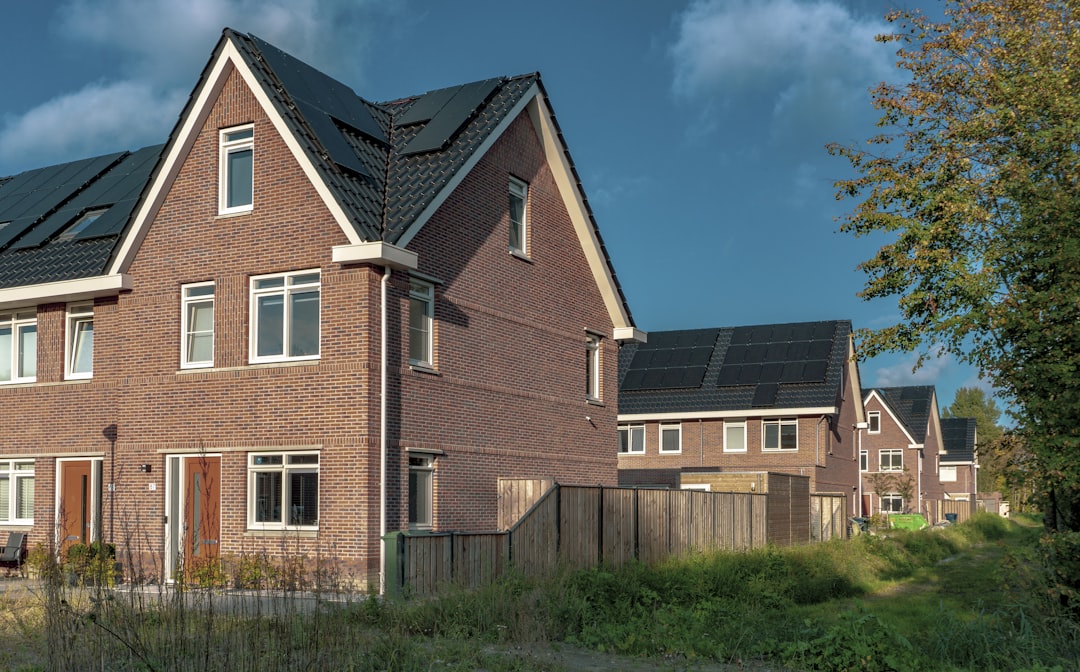Moderne duurzame woning met zonnepanelen en thuisbatterij