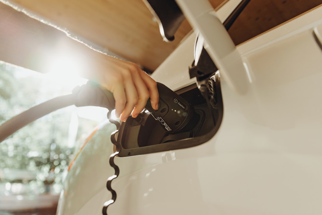Laadpaal voor een elektrische auto bij een moderne woning