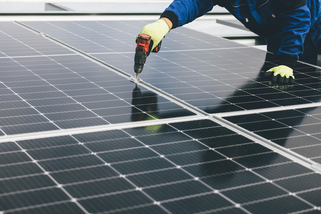 Installatie team HR Duurzaam tijdens professionele installatie van duurzame energie